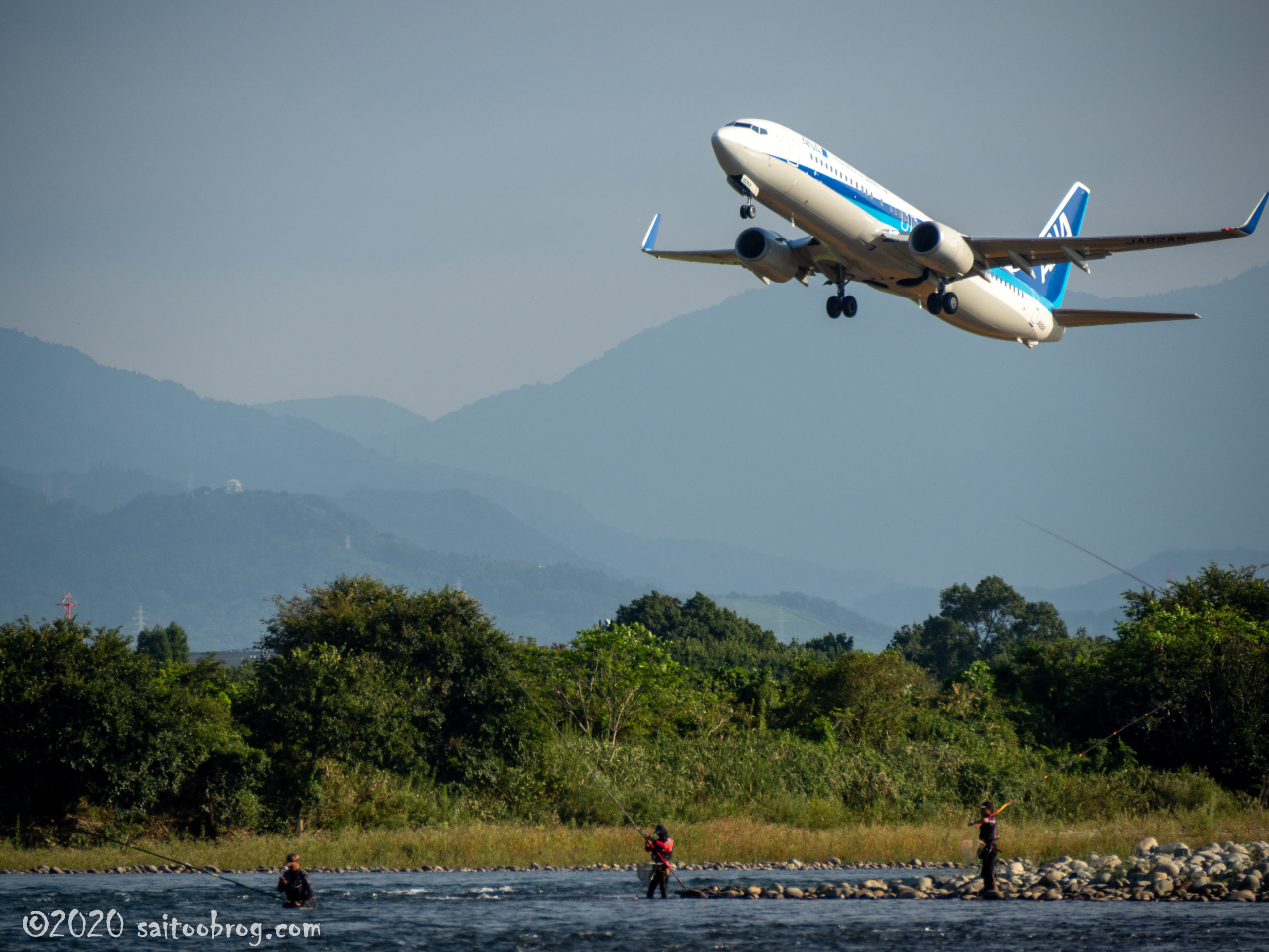 神通川越しに富山空港を撮影した写真